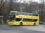 Volvo-Doppeldecker Sightseeing-Bus an der Haltestelle Tiergarten Philharmonie.