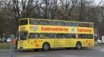 MAN-Doppeldecker Sightseeing-Bus an der Haltestelle Tiergarten Philharmonie.