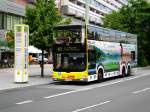 MAN Lion's City DD (Doppelstock) auf der Linie 100 nach S+U Bahnhof Zoologischer Garten an der Haltestelle Mitte Spandauer Strae/Marienkirche.(15.6.2013) 