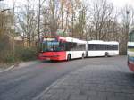 Der Wagen 4553 ein Solaris Urbino 18 der BSAG steht an der Endstation  Gustav Radbruch Strasse  in der Neue Vahr Nord. Der Bus fhrt gleich zum Einsteigen vor um dann nach Rablinghausen zu fahren. Aufgenommen am 01.12.2008 