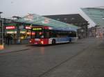 MAN NL 263 der Weser-Ems-Bus am ZOB in Bremen. Dieser Linienbus lies nur die Fahrgäste aussteigen um Dann möglicherweise zum Betriebshof zu fahren. Schliesslich steht in der Zielanzeie nur Weser-Ems-Bus drin.
Aufgenommen am 06.12.2008 in Bremen