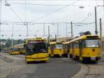 Aus dem Gelände des Straßenbahnhof Dresden-Trachenberge rückt aus ein Bus Solaris Urbino 12 als Linie 70 nach Gompitz, dahinter mehrere Tatra-Straßenbahnen;  02.06.2007
