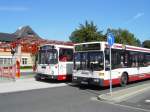 Zwei historische Linienbusse der Rheinbahn AG Dsseldorf.

Im Vordergrund ein Mercedes O 405 N2, Baujahr 1994, Wagennummer 6106. Im Hintergrund ein Mercedes O 305, Baujahr 1985, Wagennummer 6637.
Aufgenommen whrend der Feierlichkeiten  40 Jahre Betriebshof Mettmann , am 10. September 2006. 
Ort: S-Bahnhof Mettmann-Stadtwald