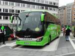 Flixbus Setra 5000er mit Smylies am 26.11.16 in Frankfurt am Main Hbf Südseite