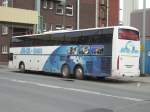Ein sehr langer Reisebus in Frankfurt am Main in der Gutleutstrae   am 21.03.10