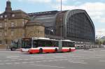 HHA 7345 (HH-YB 1385) am 28.4.2014 auf Metrobus-Linie 6 auf der Kreuzung Steintordamm/Steintorwall  am Hauptbahnhof  