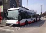 Van Hool AGG 300 HHA 8714 auf Linie M5 am Bf.Dammtor, 10.4.15