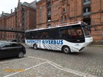Hafencity Riverbus am 27.7.2016 in der Hafencity, Amphibienbus für 36 Fahrgäste, seit April 2016 in Fahrt, 1 Tour 70 min., 40 an Land, 30 in der Elbe /