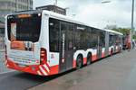Hamburger Hochbahn-Bus 4811 mit Überlänge (21m) (Mercedes CapaCity L) wartet am 10.05.2019 an der Haltestelle Hbf/Steintorwall.
