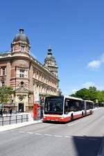 HAMBURG, 25.05.2023, Bus 4910 der HHA als Linie 5 zum Hauptbahnhof/ZOB vor der Kulisse der ehemaligen Oberpostdirektion am Stephansplatz