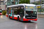 Hamburger Hochbahn Mercedes Benz eCitaro Wagen 2124 am 15.07.25 in Hamburg Altona