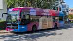 Ein e-Citaro der Hochbahn mit Vollwerbung vom HVV als Linie X27 macht Pause an der Endhaltestelle Hamburg, Poppenb�tteler Bogen