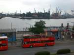 MAN-Doppeldecker Sightseeingtourbus an den Landungsbrücken.