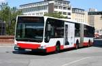 Hochbahn 7828 (HH HN 2858) mit Werbung fr Dakley.
Hamburg Altona Bahnhof, 17.6.2010.