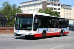 Hochbahn 2745 (HH HN 2745) mit Werbung für Lühr Optik.
Hamburg Altona Bahnhof, 17.6.2010.