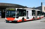 Hochbahn 7018 (HH WW 2918) mit Werbung für Oakley.
Hamburg Harburg ZOB, 17.6.2010.