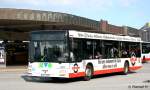 KVG 840 (STD L 1097).
Nicht nur die Hochbahn hat Busse mit Reifen Helm Werbung.
Auch die KVG Stade hat den einen oder anderen Reifen Helm Werbebus.
Aufgenommen am ZOB Harburg, 21.8.2010. 