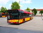 HSB Hanau Solaris Urbino 18 Wagen 84 am 07.06.24 in Hanau Freiheitsplatz