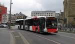 Ein MB Citaro Hybrid Gelenkbus der SWK - Wagen 5686 - am Hauptbahnhof, 25.07.14