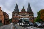 Wagen Nr. 813 der Stadtverkehr L�beck Mobil GmbH (SL/SWLM) fuhr am 03.09.2026 als Linie 3 nach Eichholz.
Hier vor dem L�becker Holstentor.

Modell: (EvoBus) Mercedes Benz eCitaro 
Baujahr: 2021
Kennzeichen: HL-SL 1813
Werbung: -