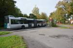 P-AV 966 fährt am 18.10.2014 auf der Linie 695 nach Potsdam Hauptbahnhof. Aufgenommen wurde Volvo 7700, Potsdam Neues Palais.
