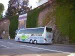 Ein Reisebus der Firma Lay Reisen steht unterhalb der Saarbrücker Schloßmauer. Fahrgäste waren keine zu sehen.
