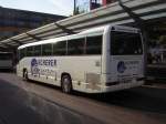 Ein Reisebus der Firma Scherer Reisen wartet auf die Abfahrt zum Flughafen Hahn.