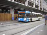 Die Linie 105 ist gerade an der Haltestelle Hauptbahnhof vorgefahren.