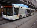 Auch dieses Foto zeigt den MAN City Lions Gelenkbus. Der Bus trgt Werbung eines Versicherung Unternehmens.