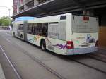 Auf diesem Foto ist ein mit Werbung gestalteter MAN Lions City Gelenkbus zu sehen. Das Foto wurde am 10.09.2009 aufgenommen.