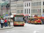 Die Uni-Linie 16 auf dem Weg zur Universität. Hier holt der Bus die Leute an der  Porta Nigra  mit.           Trier, 18.05.07