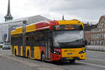 VDL Bus 1867, auf der Linie 2A fährt am 27.06.2023 durch die Borsgade beim Schloss Christiansborg.