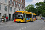 VDL Bus 1868, auf der Linie 2A, fährt am 21.06.2023 durch die Refshalvej.