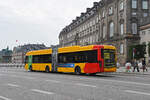 VDL Bus 1871, auf der Linie 2A, fährt am 21.06.2023 beim Schloss Christiansborg vorbei.