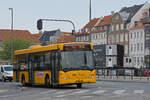 SCANIA Omnicity 3242, auf der Linie 31, fährt am 21.06.2023 beim Schoss Christiansborg vorbei.