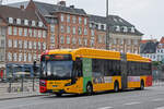 VDL Bus 1864, auf der Linie 2A fährt am 27.06.2023 durch die Borsgade beim Schloss Christiansborg.