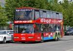 Helsinki Red Busses City Tour /FIN, mit einem Neoplan 4026/3, Helsinki im August 2017.