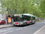 Paris - Les Alpes - 22. Mai 2021 : Iveco Urbanway 18 Hybridbus, Wagen 5559, auf der Linie 27 im Einsatz.