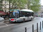 Paris - Gare de l'Est - 22. Mai 2021 : Iveco Urbanway 12 Hybridbus, Wagen 6074, auf der Linie 46 im Einsatz.