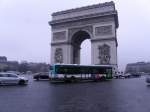 Ein Bus der Linie 73 fhrt vor dem l'Arc de Triomphe ber den Place Charles de Gaulle.