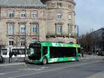 Strassburg - 24. Februar 2020 : Heute wurde die neue Linie H zwischen Bahnhof und dem Europäischen Parlament eingesetzt. Es verkehren neue Elektrobusse der Firma NTL (Alstom), des Typs Aptis 12E. Hier Wagen 813 am Bahnhof.