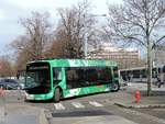Strassburg - 24. Februar 2020 : Heute wurde die neue Linie H zwischen Bahnhof und dem Europäischen Parlament eingesetzt. Es verkehren neue Elektrobusse der Firma NTL (Alstom), des Typs Aptis 12E. Hier Wagen 815 bei der Haltestelle Lycee Kleber.