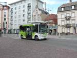 Colmar - 27. Juni 2020 : Elektrobus Bluebus 6 Nr 402. Mit dem kann mann kostenlos durch die Stadt fahren.