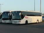 04.05.11,Transferbusse vor bem Flughafen Heraklion/Kreta.