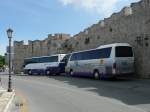 10.05.13,wartende Ausflugsbusse im Schatten der Stadtmauer von Rhodos-Stadt/Griechenland.