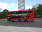 Ein Londoner Doppeldeckerbus auf der Linie 98 nach Willesden in Marble Arch.