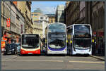 Busparade in Glasgow: Ein MCV eVoRa der West Coast Motors, der Wright Eclipse Gemini 37272 von First Greater Glasgow und der Alexander Dennis Enviro400 MMC 33990 von Frist Greater Glasgow stehen am