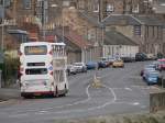 Edinburgh am 19.10.2010: ein Bus der 'Lothian Buses' auf der Musselburgh Road in Richtung Edinburgh-Portobelo.