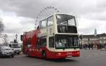 Vor dem London  EYE  ist hier am 21.3.2013 ein Sightseeing Bus von Arriva unterwegs.