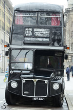 Ein schwarzer AEC Routemaster (RM1101) am 22.03.2013 in der Londoner Innenstadt.